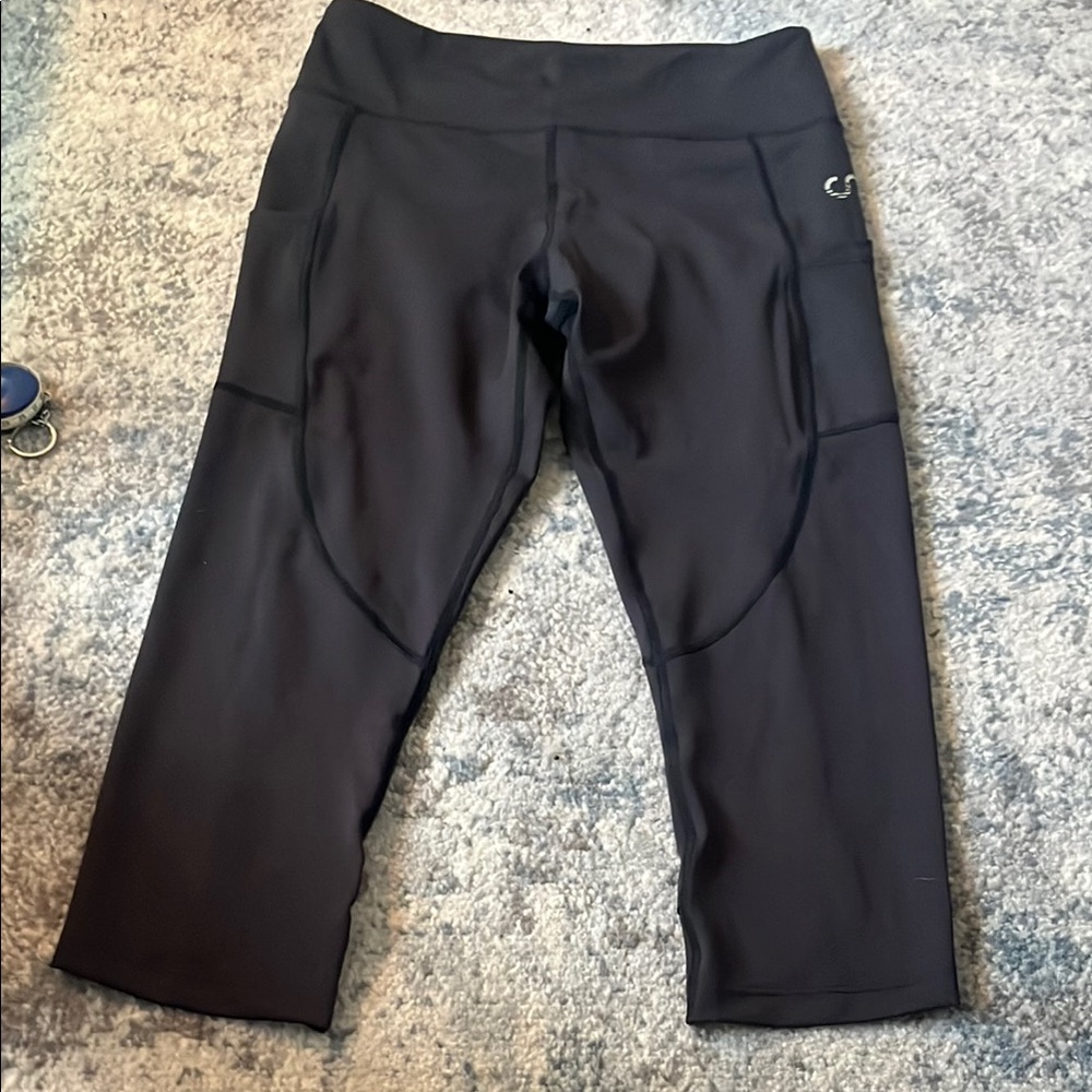 Calia black 3/4 length leggings w pockets - size L - 20” inseam